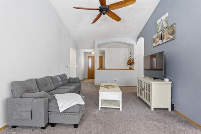 2294 MEADOW HEIGHTS CIRCLE, Neenah, WI 54956