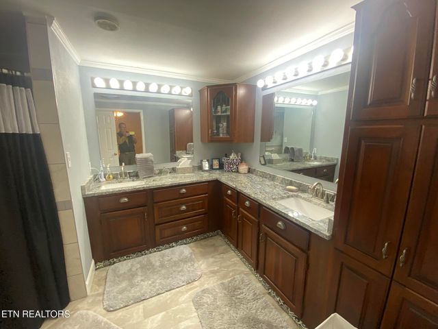 425 Lake Harbor Drive, Kingston, TN 37763