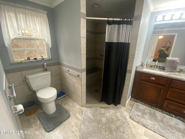 425 Lake Harbor Drive, Kingston, TN 37763