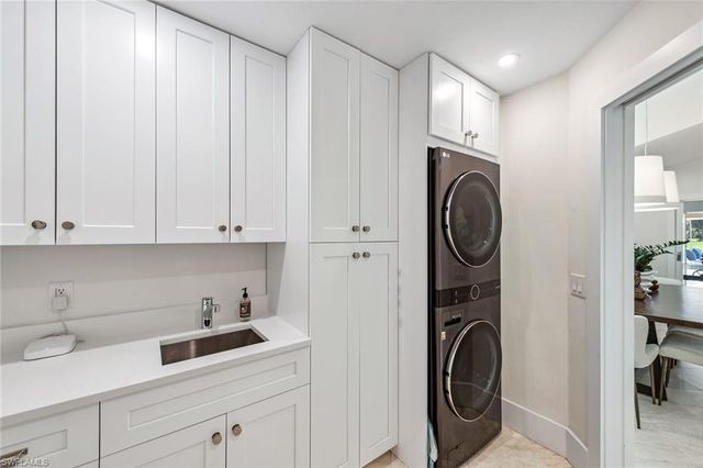 35 Grey Wing PT, Naples, FL 34113