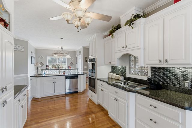 584 Golf Club Dr, Smithville, TN 37166