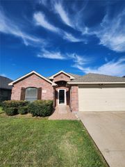 12229 Hunters Knoll Drive, Fort Worth, TX 76028