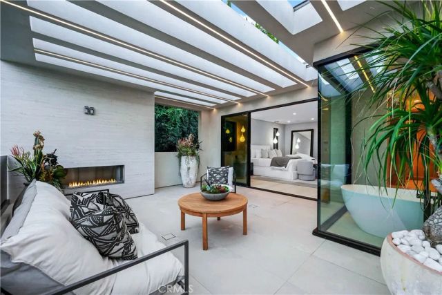 14812 Huston Street, Sherman Oaks, CA 91403