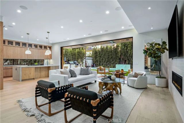 14812 Huston Street, Sherman Oaks, CA 91403