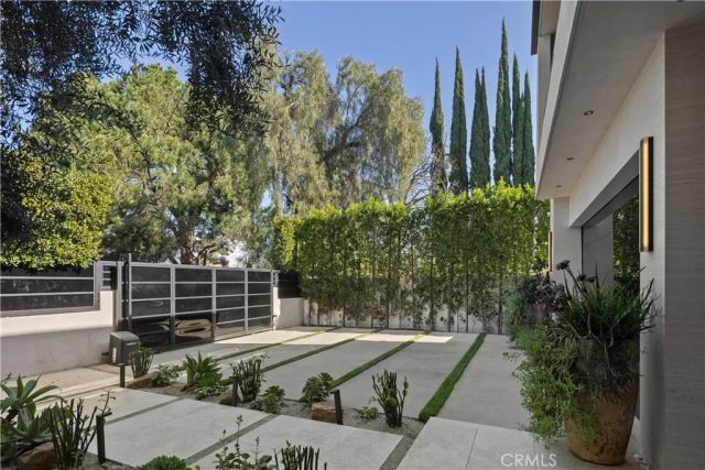 14812 Huston Street, Sherman Oaks, CA 91403