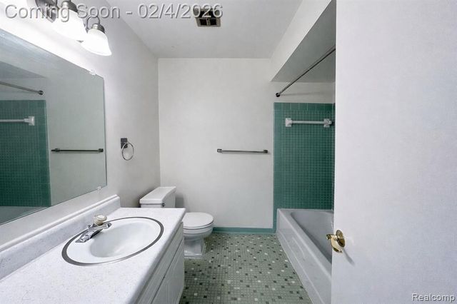 1935 Axtell Drive 3, Troy, MI 48084