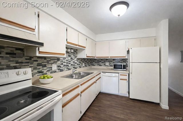 1935 Axtell Drive 3, Troy, MI 48084