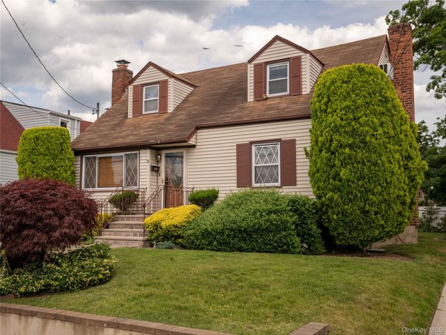 9 Satterie Avenue, Valley Stream, NY 11580