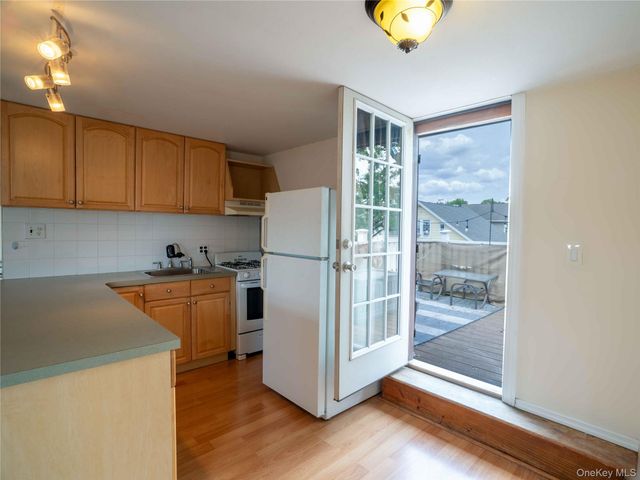 9 Satterie Avenue, Valley Stream, NY 11580