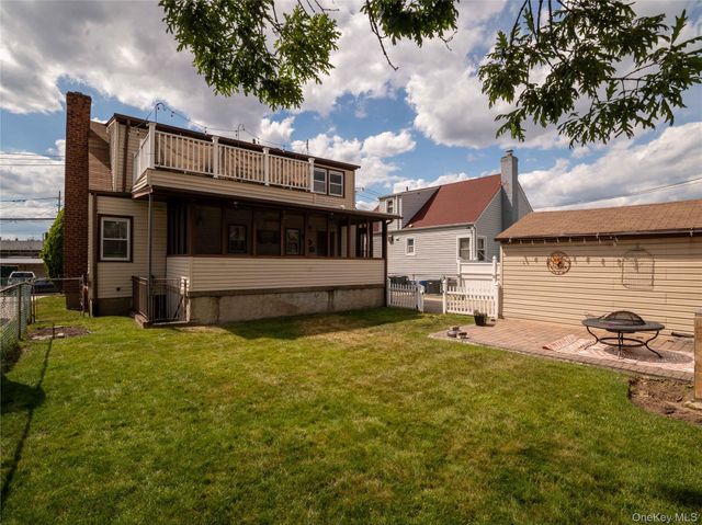 9 Satterie Avenue, Valley Stream, NY 11580