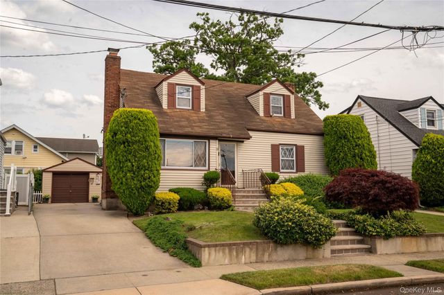 9 Satterie Avenue, Valley Stream, NY 11580