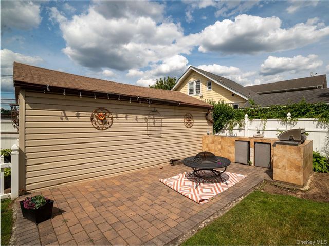 9 Satterie Avenue, Valley Stream, NY 11580