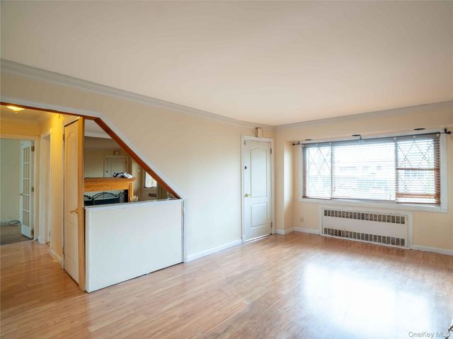 9 Satterie Avenue, Valley Stream, NY 11580