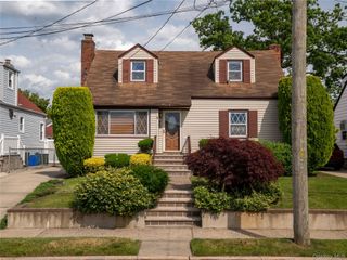 9 Satterie Avenue, Valley Stream, NY 11580