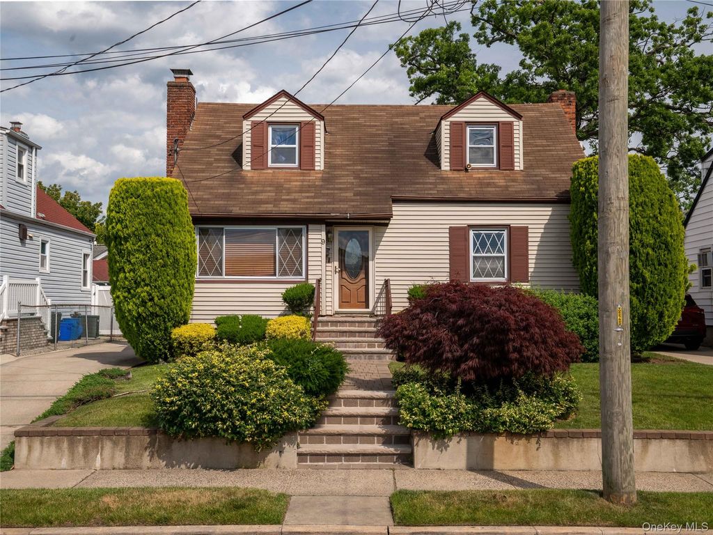 9 Satterie Avenue, Valley Stream, NY 11580