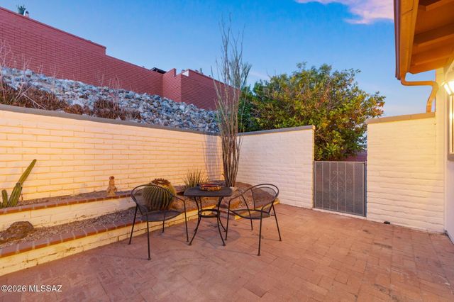 1212 W Calle Alcazar, Green Valley, AZ 85622