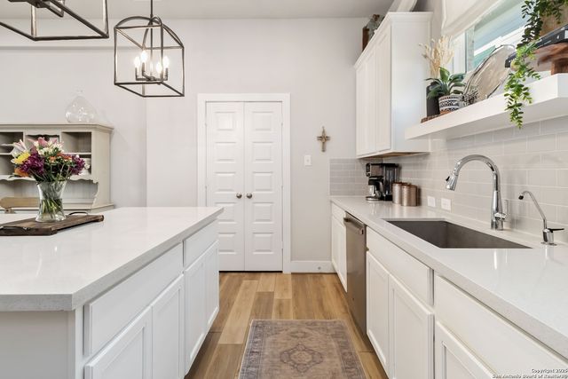 5702 Pin Point, San Antonio, TX 78266