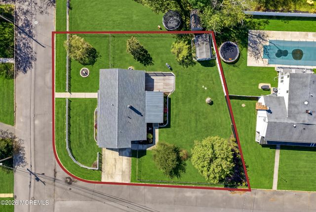 18 Barbara Lane, Oakhurst, NJ 07755