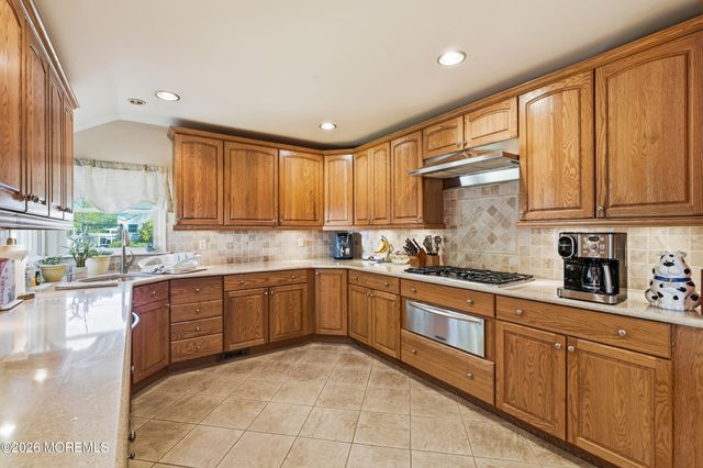 18 Barbara Lane, Oakhurst, NJ 07755