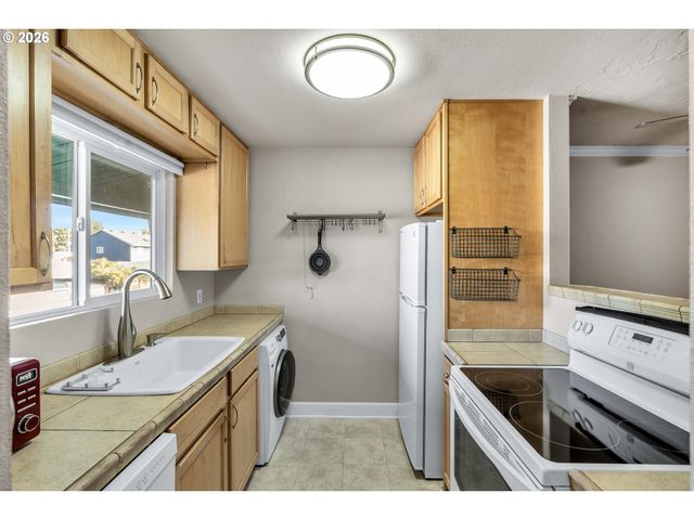 9333 N LOMBARD St 19, Portland, OR 97203