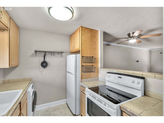 9333 N LOMBARD St 19, Portland, OR 97203