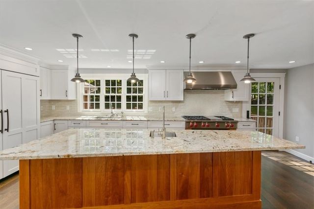 135 Raleigh Tavern Lane, North Andover, MA 01845