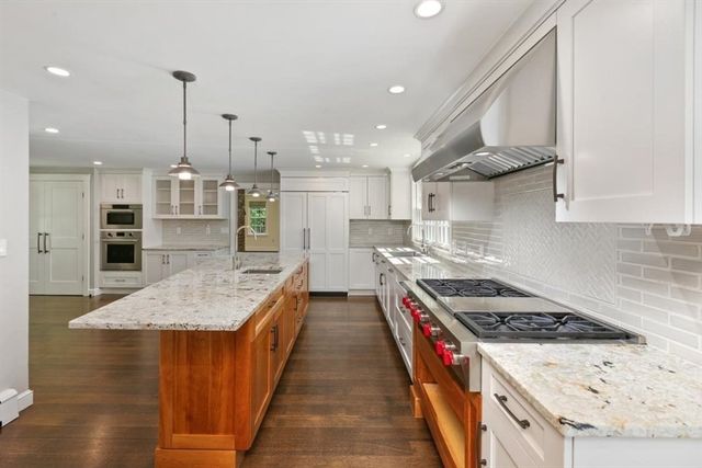135 Raleigh Tavern Lane, North Andover, MA 01845