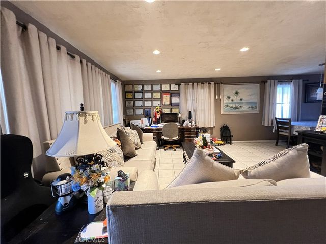 828 N Angeleno, Azusa, CA 91702