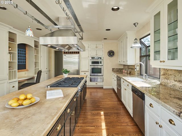 2611 Nw WESTOVER Rd, Portland, OR 97210