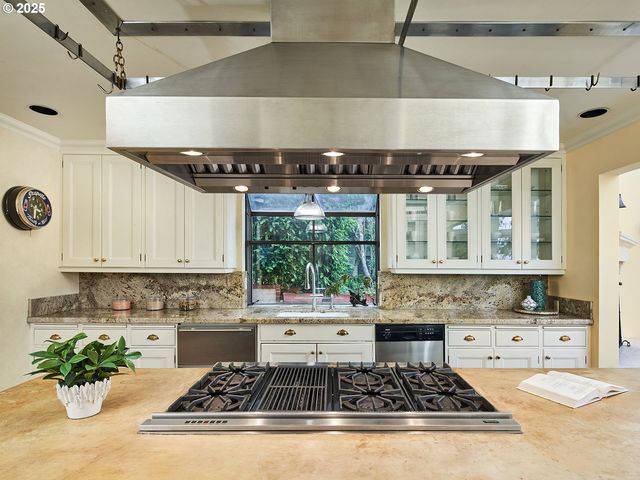 2611 Nw WESTOVER Rd, Portland, OR 97210