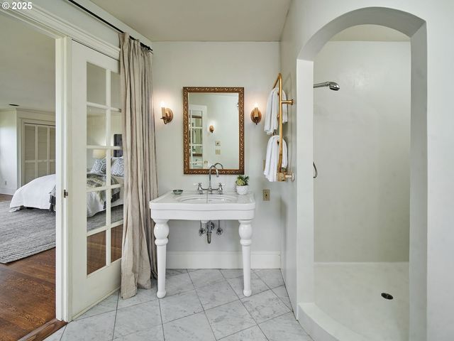 2611 Nw WESTOVER Rd, Portland, OR 97210