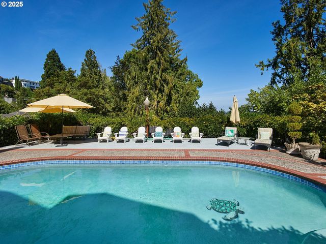 2611 Nw WESTOVER Rd, Portland, OR 97210