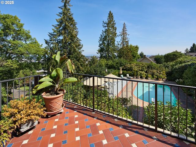 2611 Nw WESTOVER Rd, Portland, OR 97210