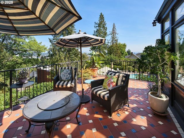 2611 Nw WESTOVER Rd, Portland, OR 97210