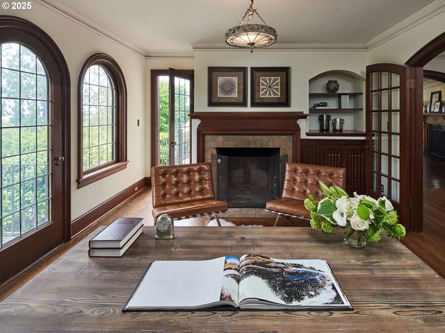 2611 Nw WESTOVER Rd, Portland, OR 97210