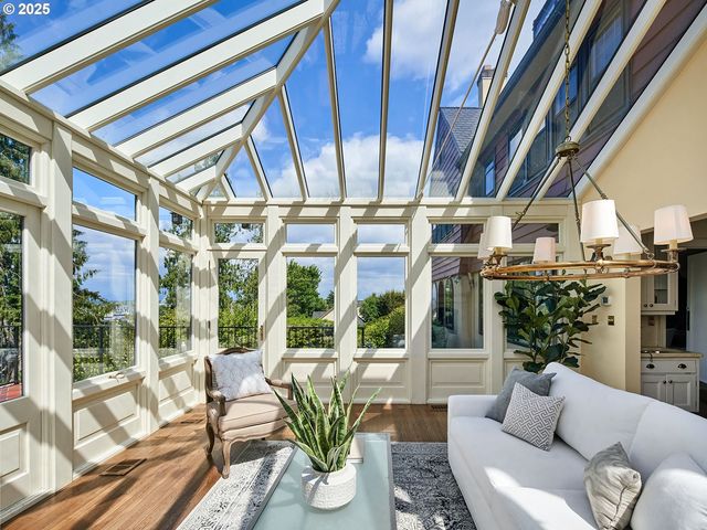 2611 Nw WESTOVER Rd, Portland, OR 97210