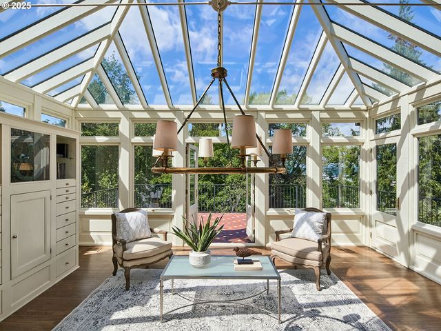 2611 Nw WESTOVER Rd, Portland, OR 97210