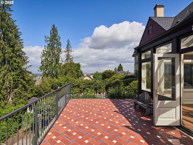 2611 Nw WESTOVER Rd, Portland, OR 97210