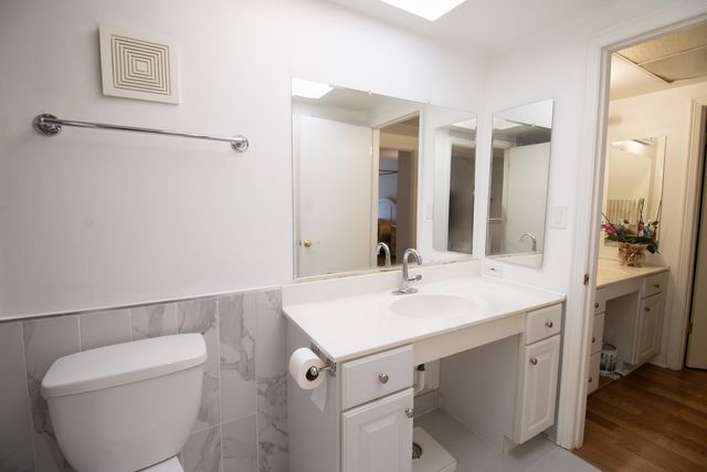 120 Carriage Way Drive 202B, Burr Ridge, IL 60527