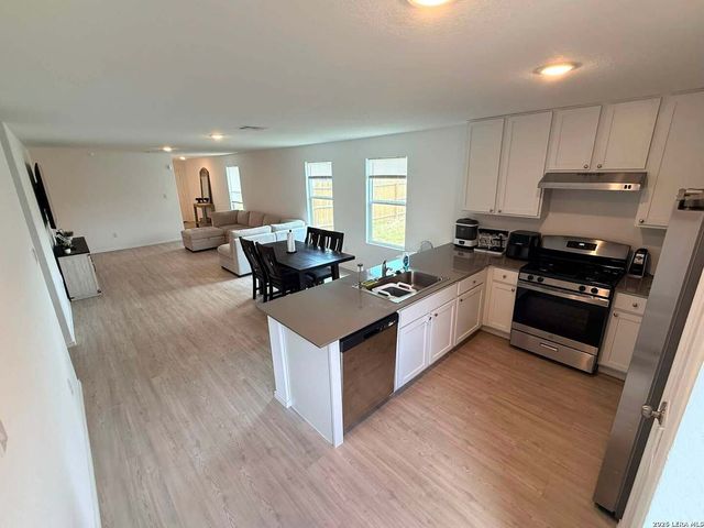 6964 Calcite Trl, Elmendorf, TX 78112