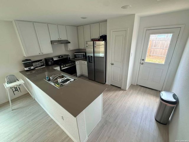 6964 Calcite Trl, Elmendorf, TX 78112