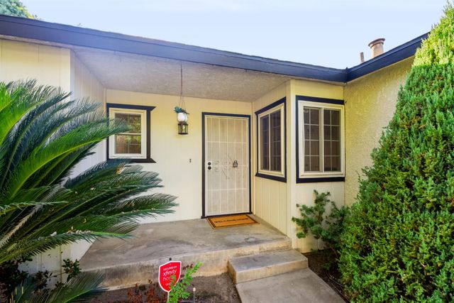 2386 Stanford Avenue, Clovis, CA 93611