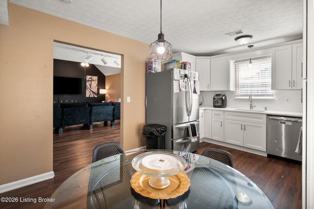 3913 Mimosa View Dr, Louisville, KY 40299