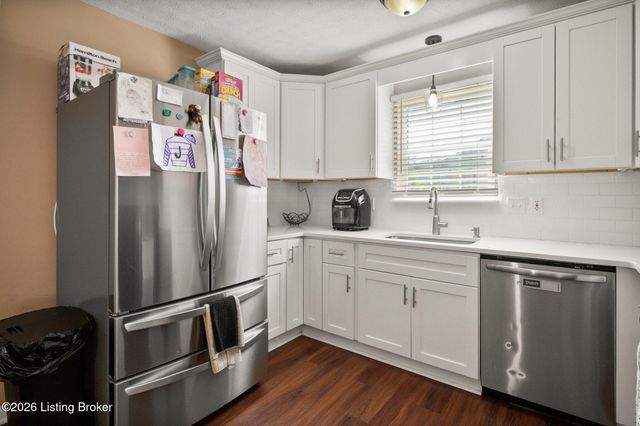 3913 Mimosa View Dr, Louisville, KY 40299