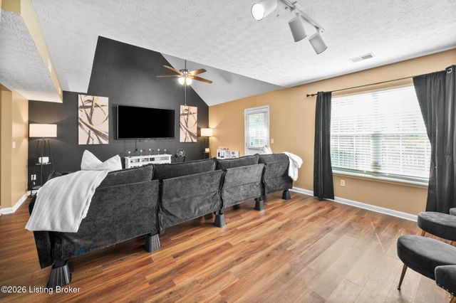 3913 Mimosa View Dr, Louisville, KY 40299