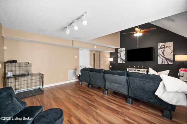 3913 Mimosa View Dr, Louisville, KY 40299