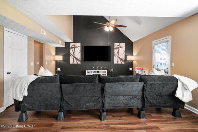 3913 Mimosa View Dr, Louisville, KY 40299