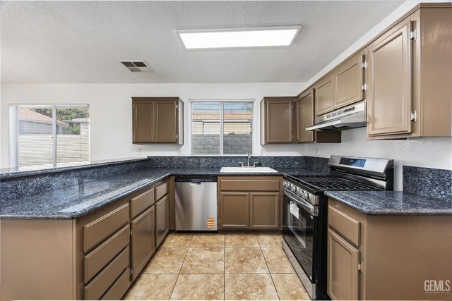 6803 Tradewinds Drive, Bakersfield, CA 93313