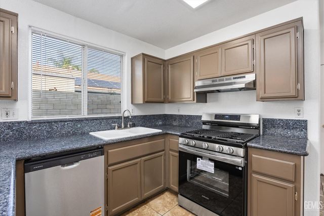 6803 Tradewinds Drive, Bakersfield, CA 93313