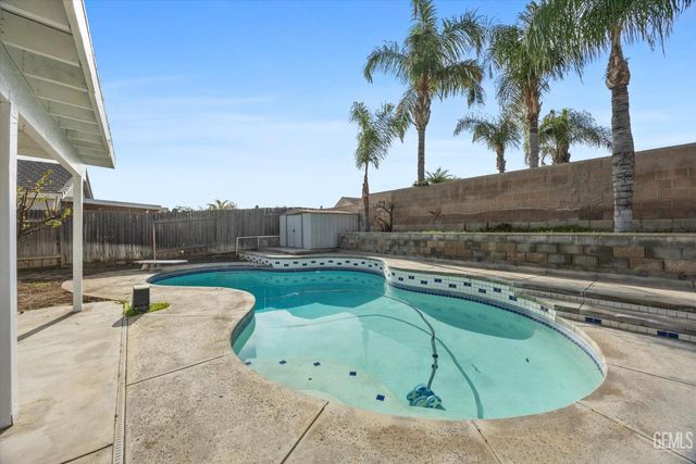 6803 Tradewinds Drive, Bakersfield, CA 93313